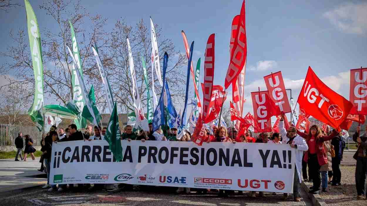 Imagen de archivo de varios profesionales sanitarios manifestándose por la recuperación de la carrera profesional en Castilla-La Mancha. EP.