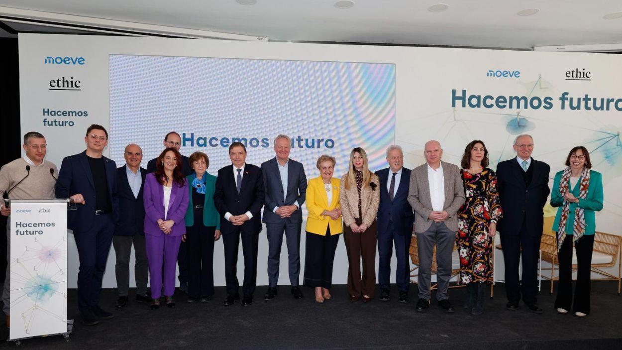 Analistas y expertos participantes en el evento Hacemos futuro de Moeve posan para una fotografía