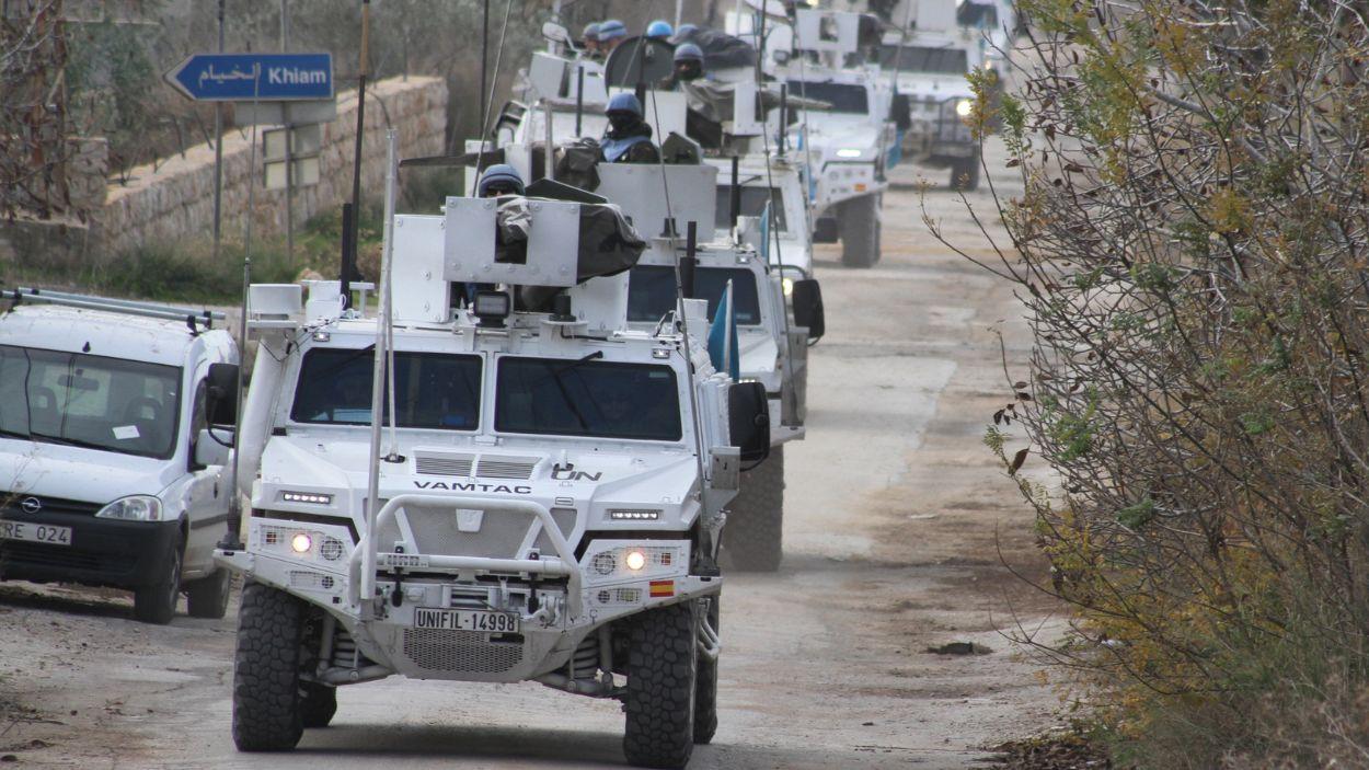 Vehículos de la Fuerza Provisional de las Naciones Unidas en el Líbano (UNIFIL) durante su avance hacia Khiam, Líbano. EP.