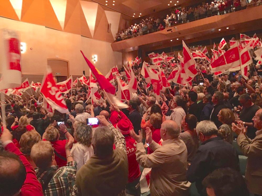 Los seguidores de Pedro Sánchez han llenado este sábado el Palacio de Congresos de Cádiz.