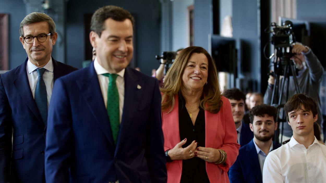 El presidente de la Junta de Andalucía, Juanma Moreno (c),la consejera de Desarrollo Educativo y Formación Profesional, María del Carmen Castillo / EP