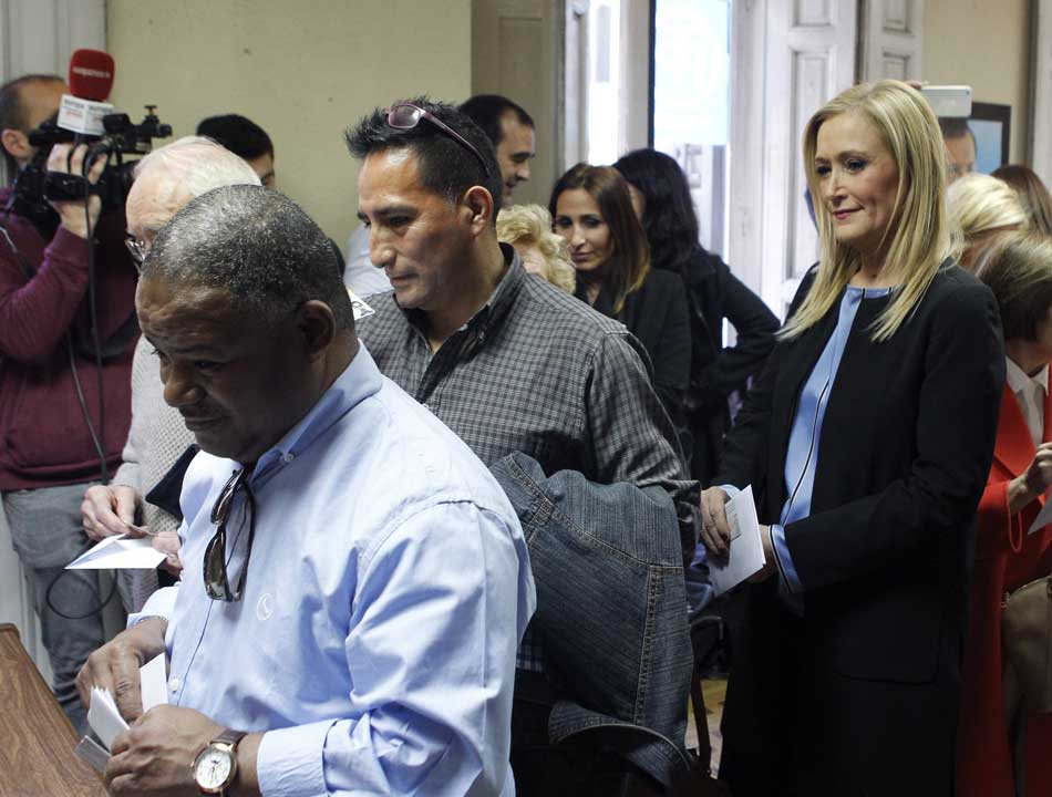 Cristina Cifuentes haciendo cola para depositar su voto en las primarias del PP de Madrid