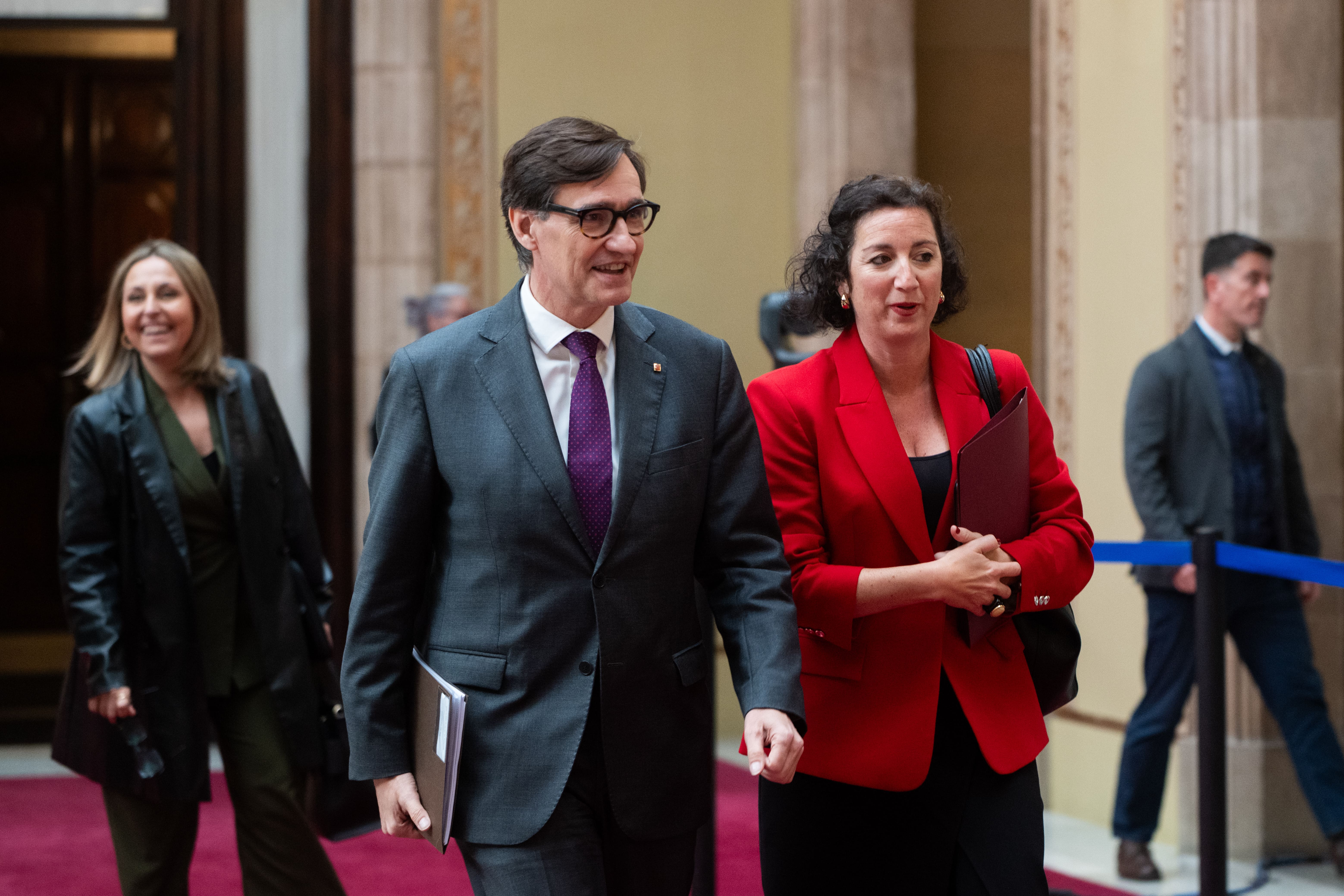 El presidente de la Generalitat de Cataluña, Salvador Illa, y la consellera de Economía, Alícia Romero, llegando al pleno del Parlament de Cataluña, a 18 de marzo de 2026. Lorena Sopêna / EP 