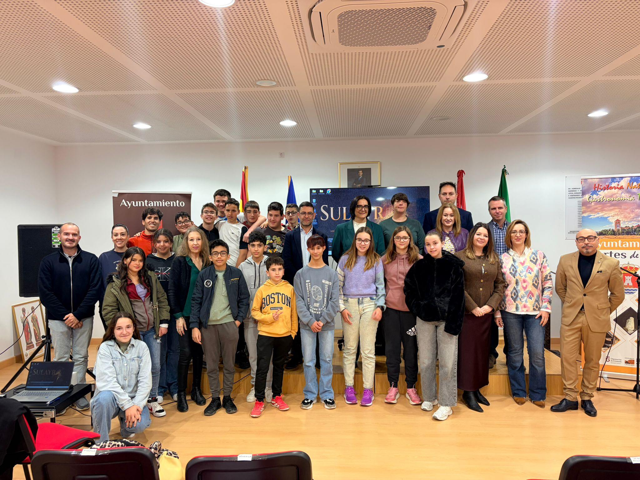 El Salón de Plenos del Ayuntamiento de Cortes de Baza, Granada, en el estreno de Sulayr, el nuevo cortometraje del CEIP Santos Médicos