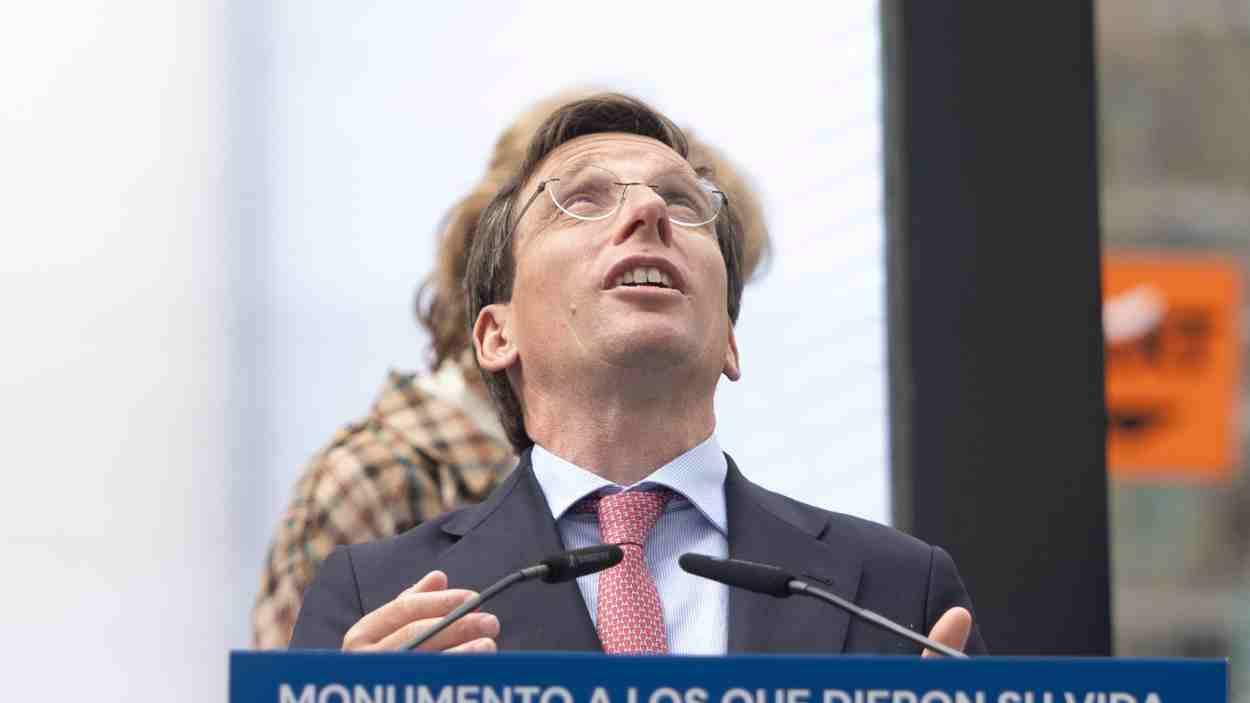 El alcalde de Madrid, José Luis Martínez Almeida, durante la presentación de un monumento en recuerdo a los caídos por la libertad de expresión. EP