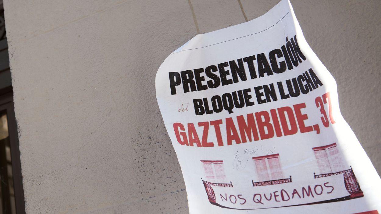 Cartel con lema 'Presentación bloque en lucha Gaztambide, 37' durante el acto de protesta. EP.