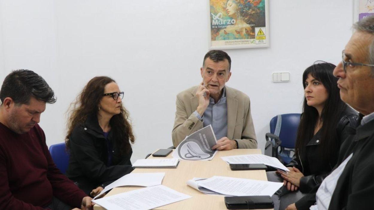 El candidato a la Presidencia de la Junta de Andalucía por la coalición Por Andalucía, Antonio Maíllo, en un encuentro con el Colegio Oficial de Trabajo Social de Huelva / EP