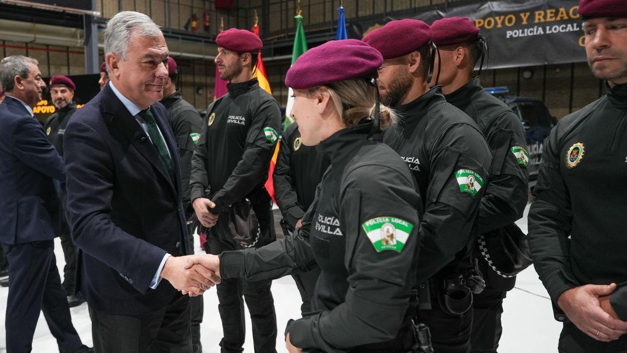 El alcalde de Sevilla, José Luis Sanz, junto al nuevo grupo de apoyo de la Policía Local (GAR) / EP