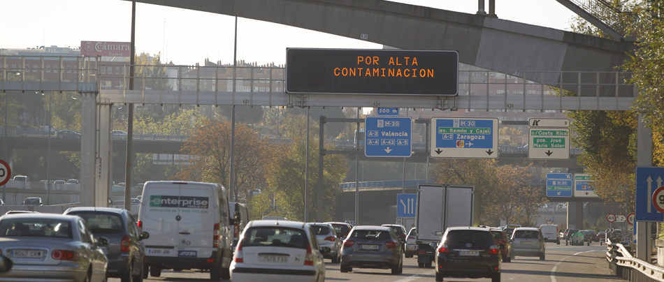Señales de tráfico en la M-30, de restricciones de tráfico en la ciudad de Madrid como respuesta a la alta contaminación