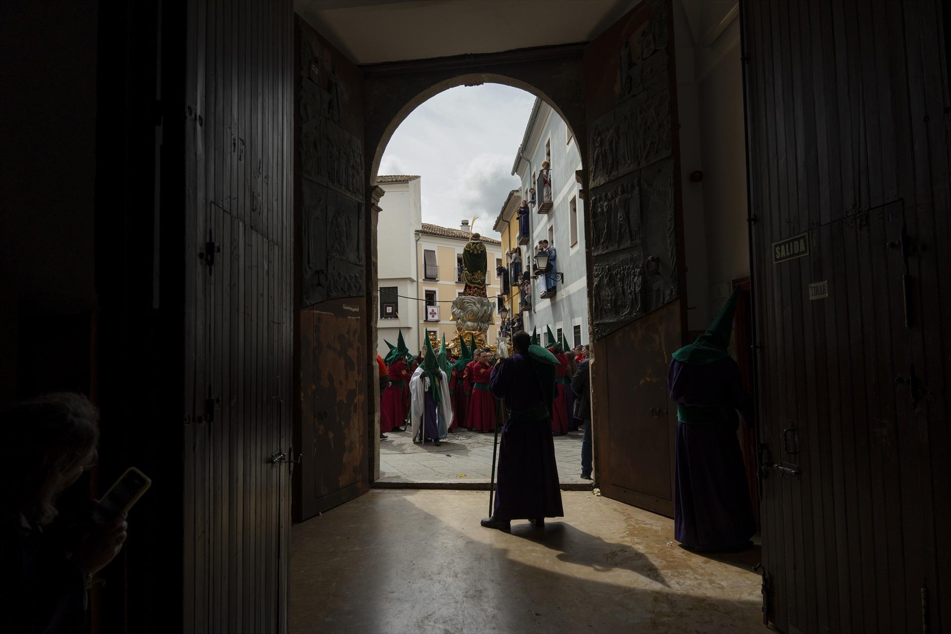 Decenas de personas durante la procesión del Calvario el Viernes Santo en Cuenca