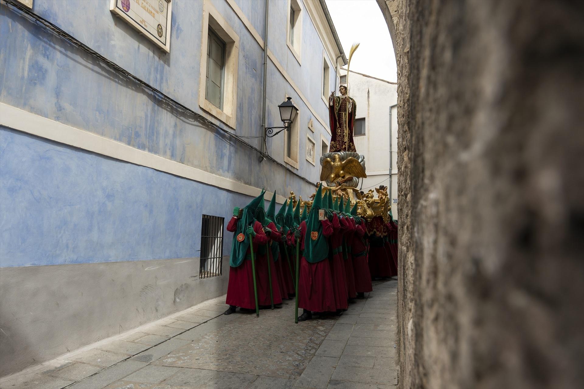 Tras él Nazareno, sale la Venerable Hermandad de San Juan Apóstol Evangelista y la Hermandad de Nuestra Señorial de La Soledad de San Agustín