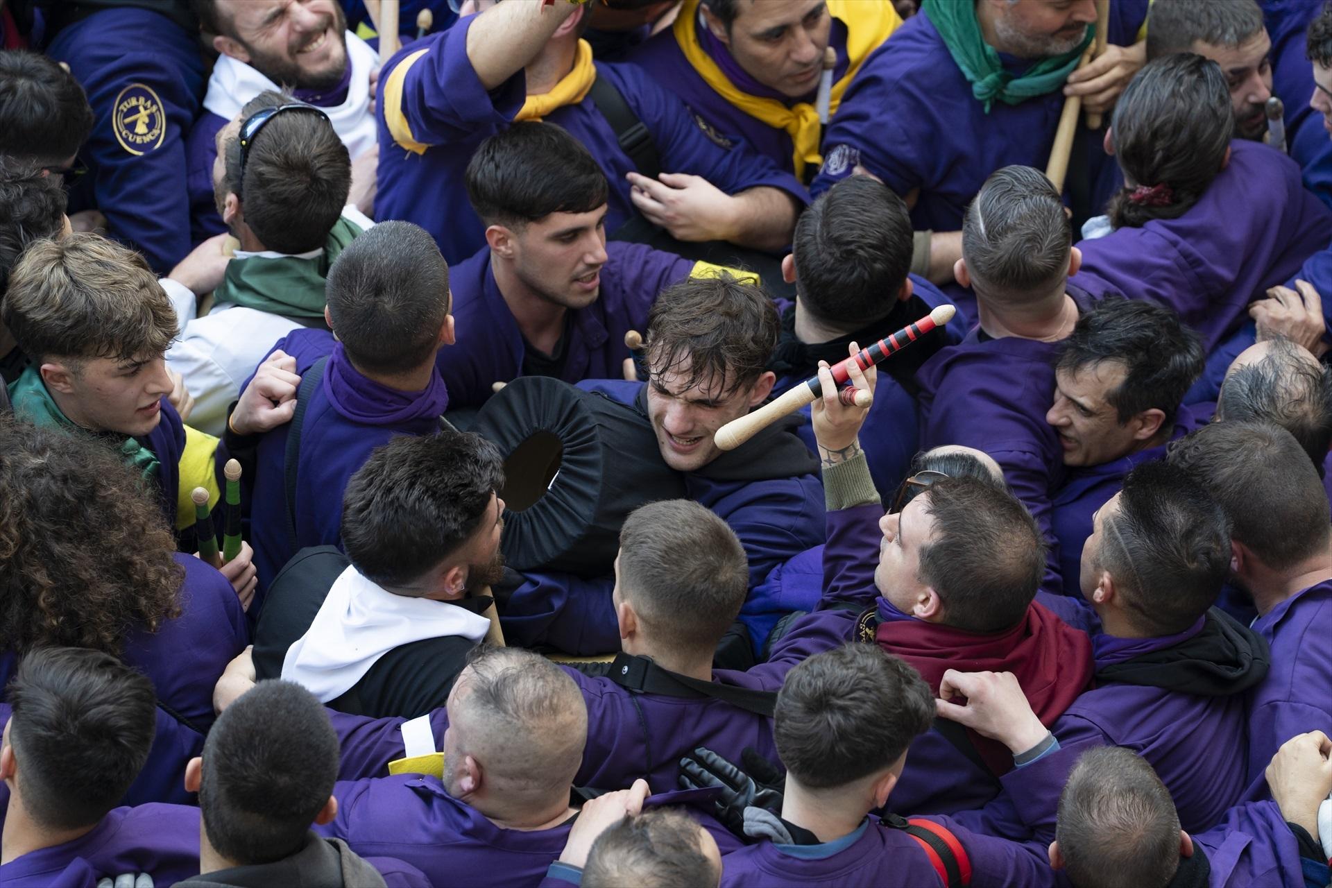 ‘Las Turbas’, clarines y tambores que esperan al Nazareno para iniciar su camino hacia la Crucifixión