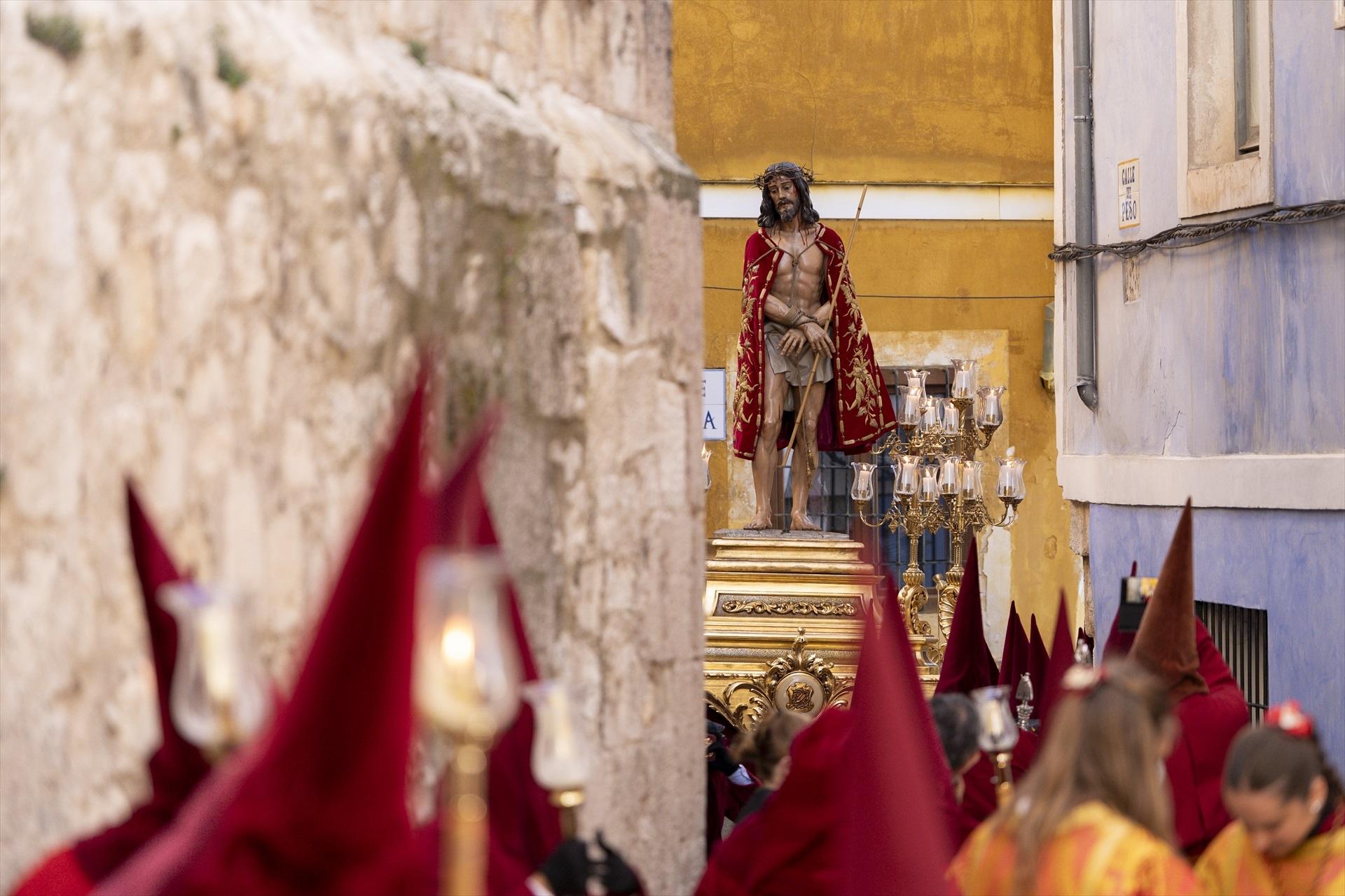 Cofrades portan un paso durante la procesión de Paz y Caridad el Jueves Santo, a 17 de abril de 2025, en Cuenca