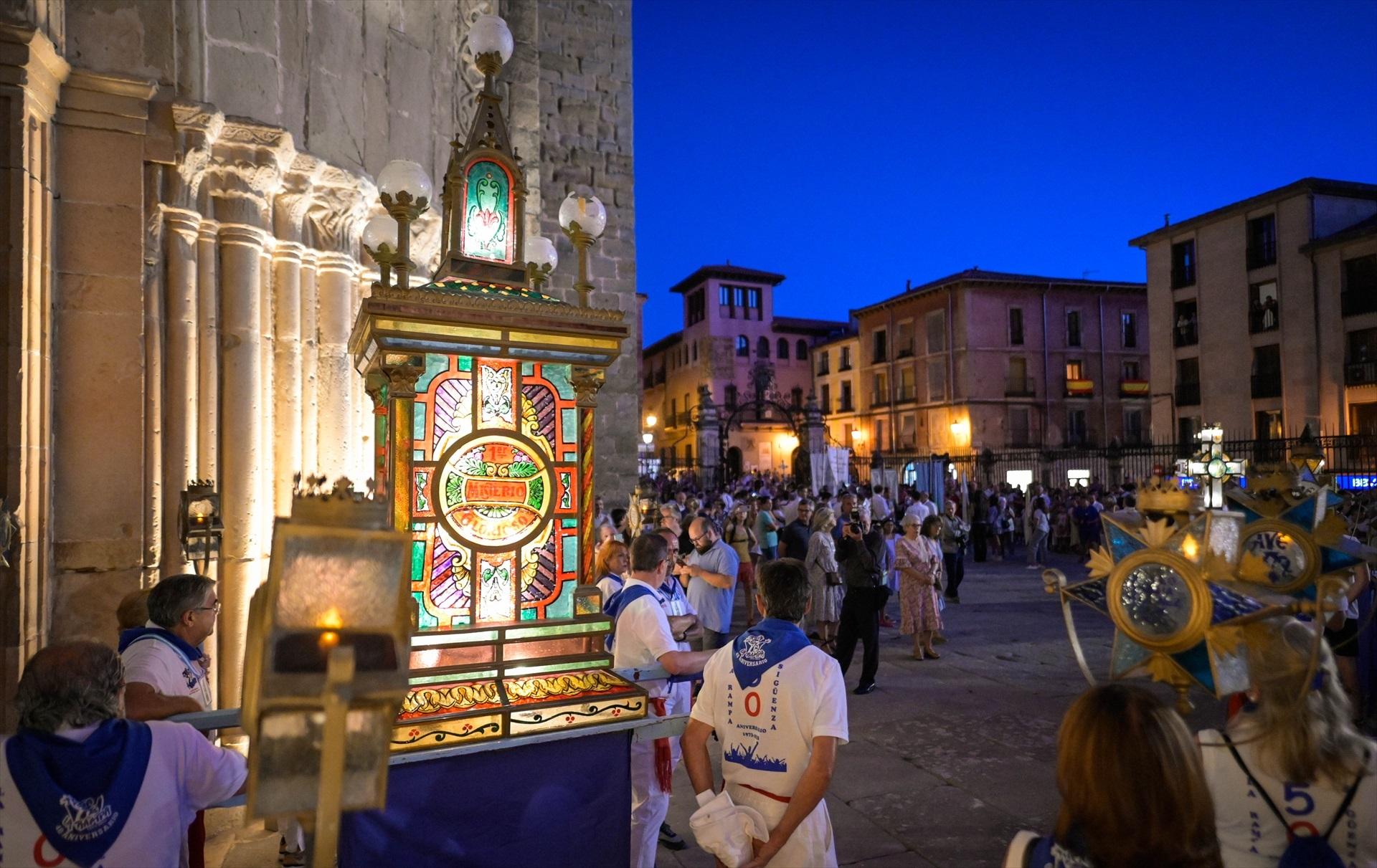 Varias personas salen con los faroles de la Catedral de Santa María para la procesión de los Faroles, en Sigüenza