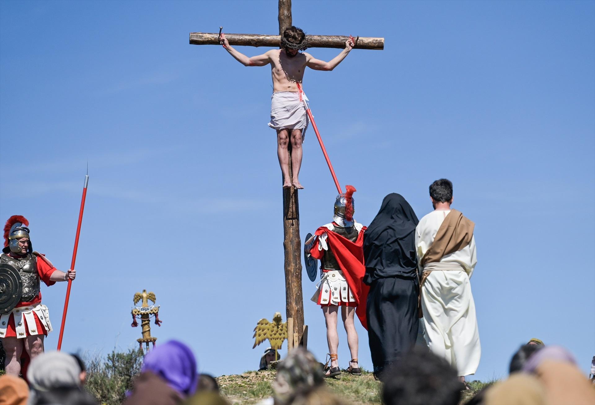 Actores representan como Longinos clava la lanza a Jesús en la Cruz durante la pasión viviente de Hiendelaencina,