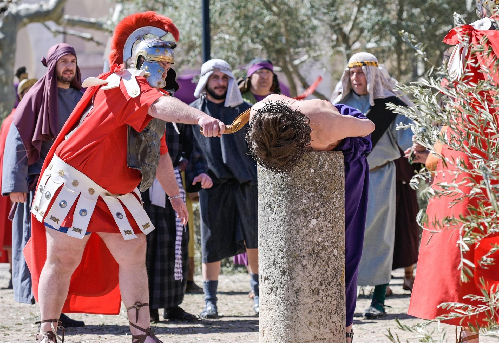 Actores representan los latigazos durante la pasión viviente de Hiendelaencina
