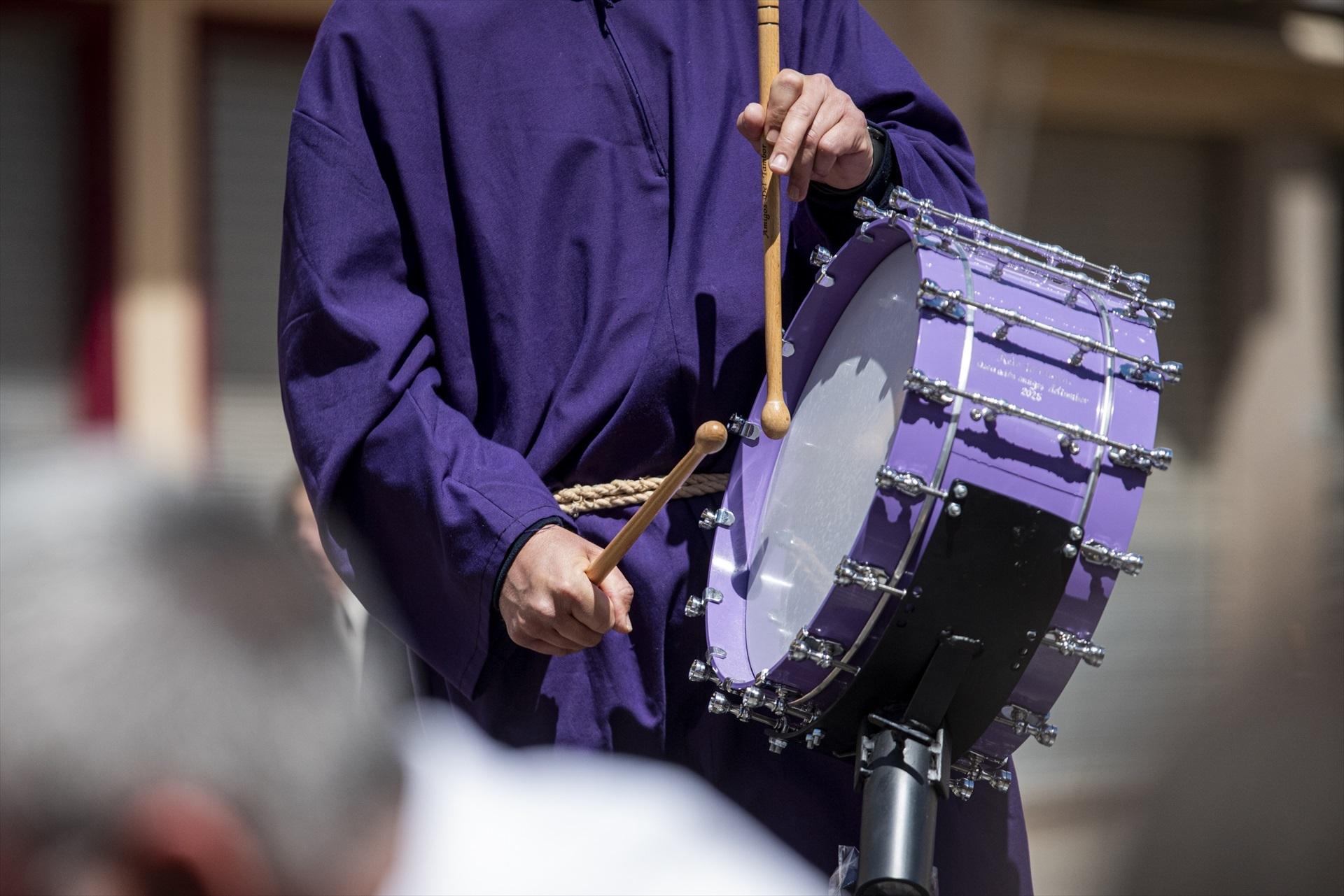 EuropaPress 6656445 hombre toca tambor avenida constitucion 20 abril 2025 tobarra albacete