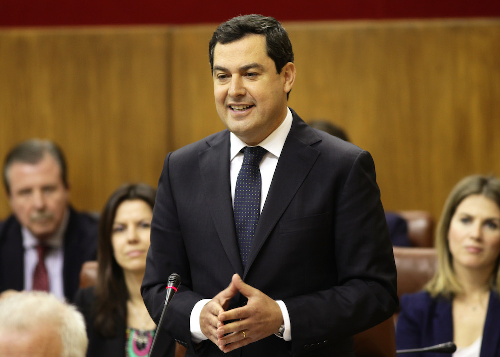 Juanma Moreno, en una sesión de control en el Parlamento cuando era jefe de la oposición.
