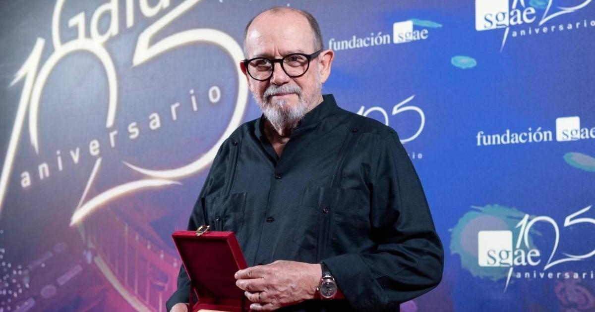 Silvio Rodríguez responde a Trump y asegura que pediría su fusil AKM si EEUU agrede a Cuba