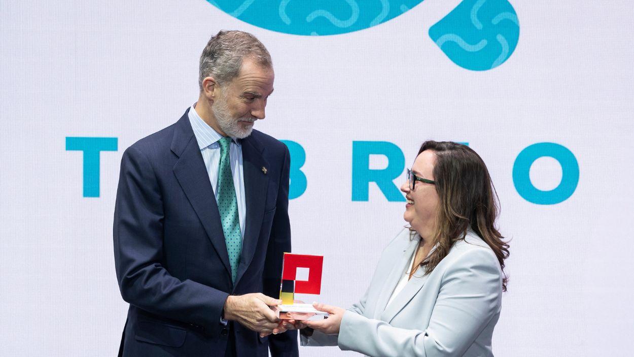 Su Majestad El Rey Felipe VI entregando a Adriana Casillas, CEO de Tebrio, el galardón que le acredita como Premio Pyme del año 2025