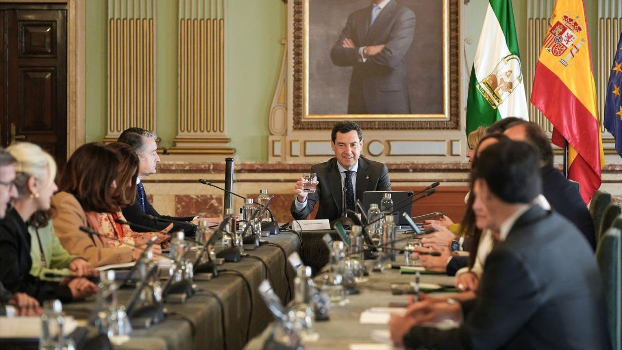 El presidente de la Junta de Andalucía, Juanma Moreno (c), preside en Huelva la reunión ordinaria del Consejo de Gobierno / EP