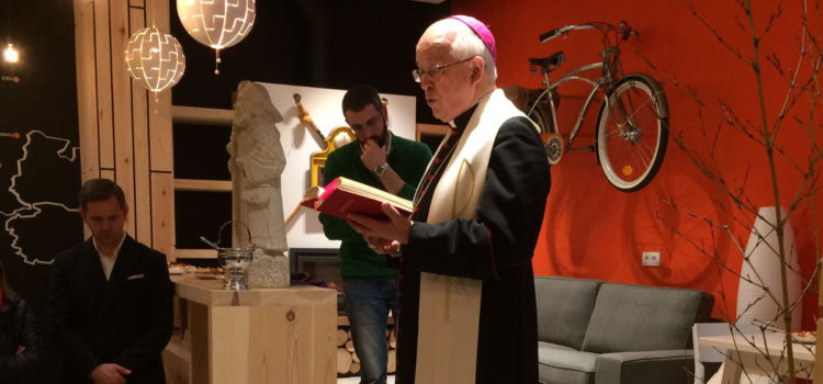 El arzobispo de Santiago de Compostela, Julián Barrio, inaugura un albergue. 