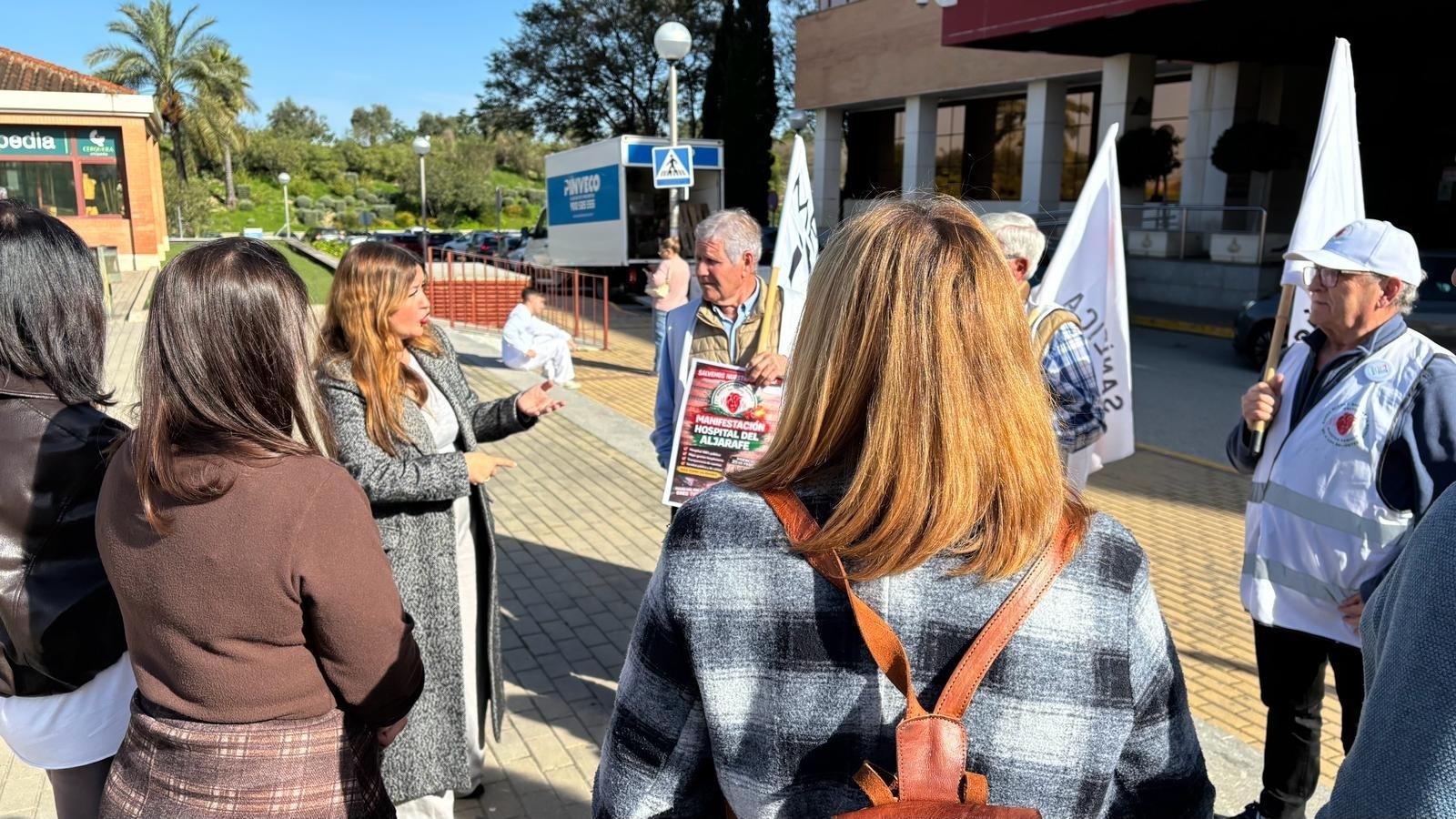La parlamentaria socialista, Verónica Pérez, durante una manifestación con las Mareas Blancas del Aljarafe frente al Hospital de Bormujos (Sevilla) / EP