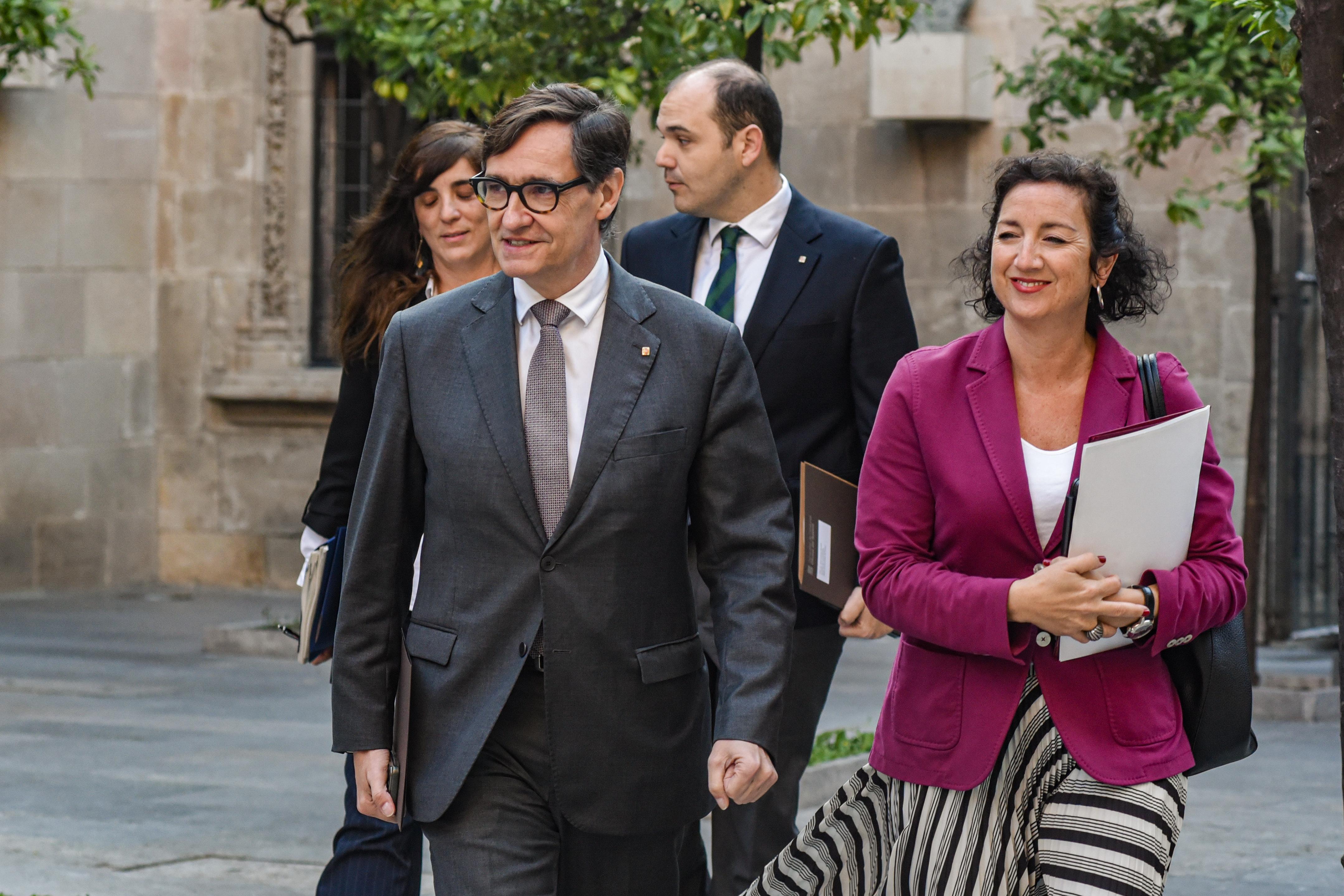 El presidente de la Generalitat de Cataluña, Salvador Illa, y la consellera de Economía y Finanzas, Alícia Romero, a su llegada a la reunión extraordinaria del Consell Executiu en el Palau de la Generalitat, a 19 de marzo de 2026. Alberto Paredes / EP