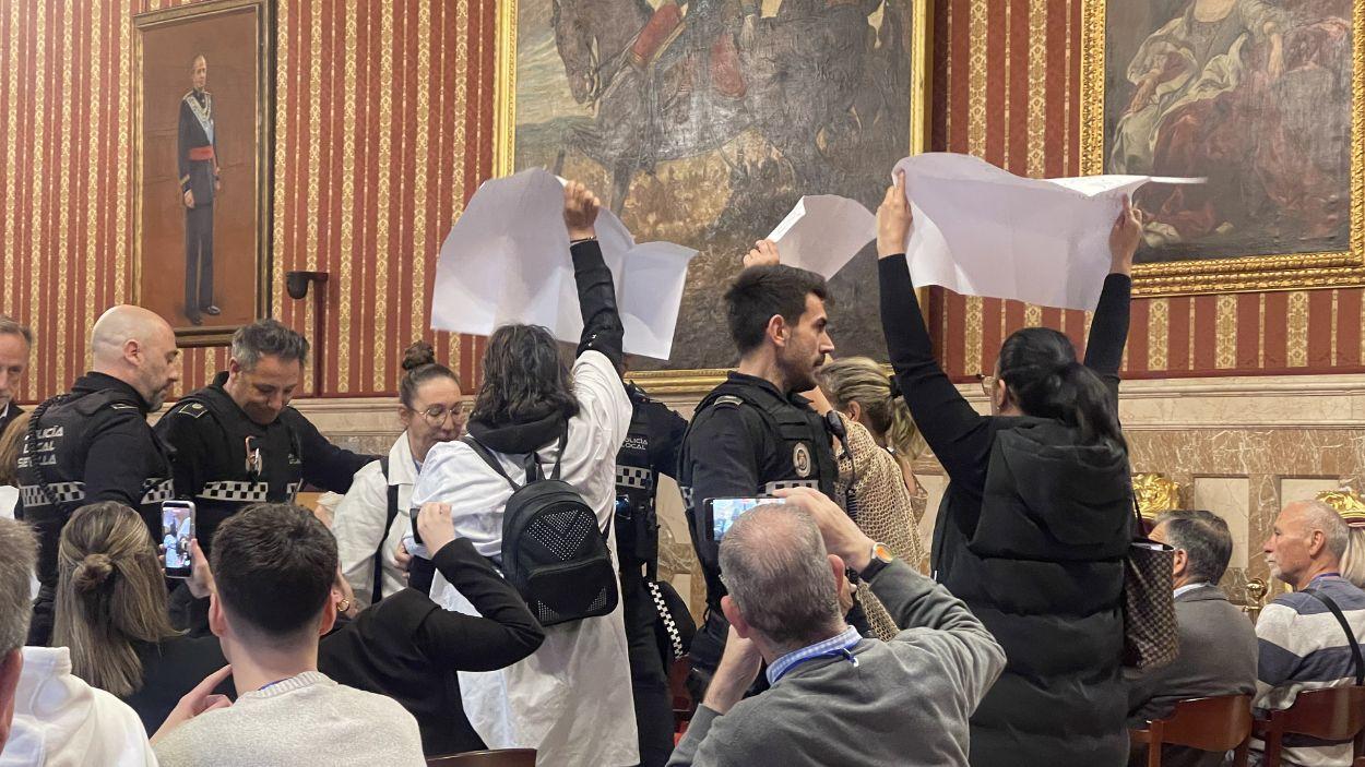 Trabajadoras del servicio de ayuda a domicilio siendo desalojadas del Pleno municipal de Sevilla / Ana PM