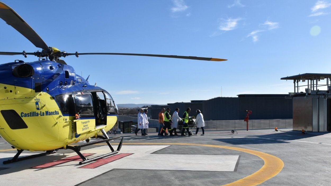 El helicóptero sanitario del Sescam aterriza en el helipuerto del Hospital de Cuenca. JCCM.