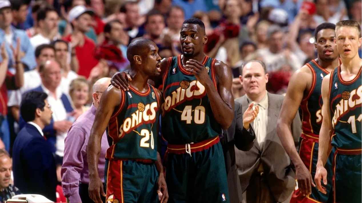 Gary Payton (izquierda) y Shawn Kemp, durante un partido con los Seattle SuperSonics. NBA/Archivo.