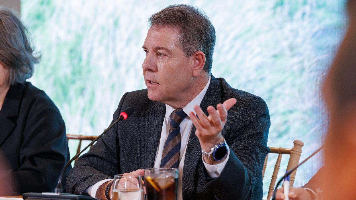El presidente de Castilla La Mancha, Emiliano García Page, durante su intervención en el Consejo Regional del Agua en Toledo. JCCM.
