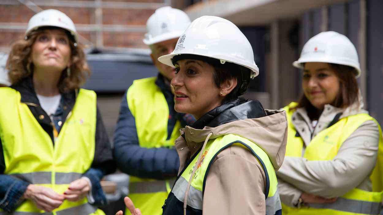 Imagen de archivo de la ministra de Vivienda, Isabel Rodríguez, visitando unas obras. EP