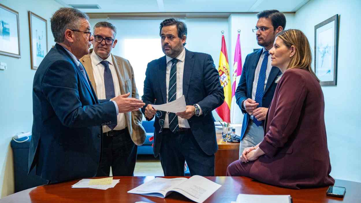 Paco Núñez junto a varios de sus diputados en las Cortes de Castilla-La Mancha. PP CLM.