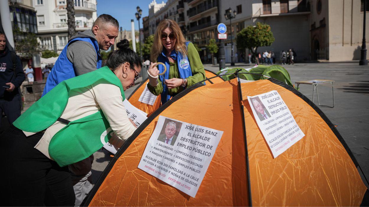 Participantes en una acampada convocada por el Comité de Empresa del Ayuntamiento de Sevilla en protesta contra la privatización del servicio / Archivo EP