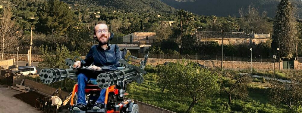 Meme de Echenique con una metralleta