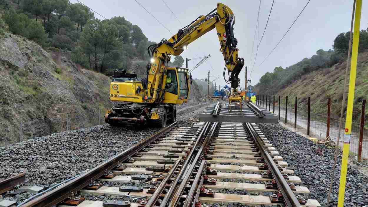 Trabajos sobre la vía en Adamuz. EP