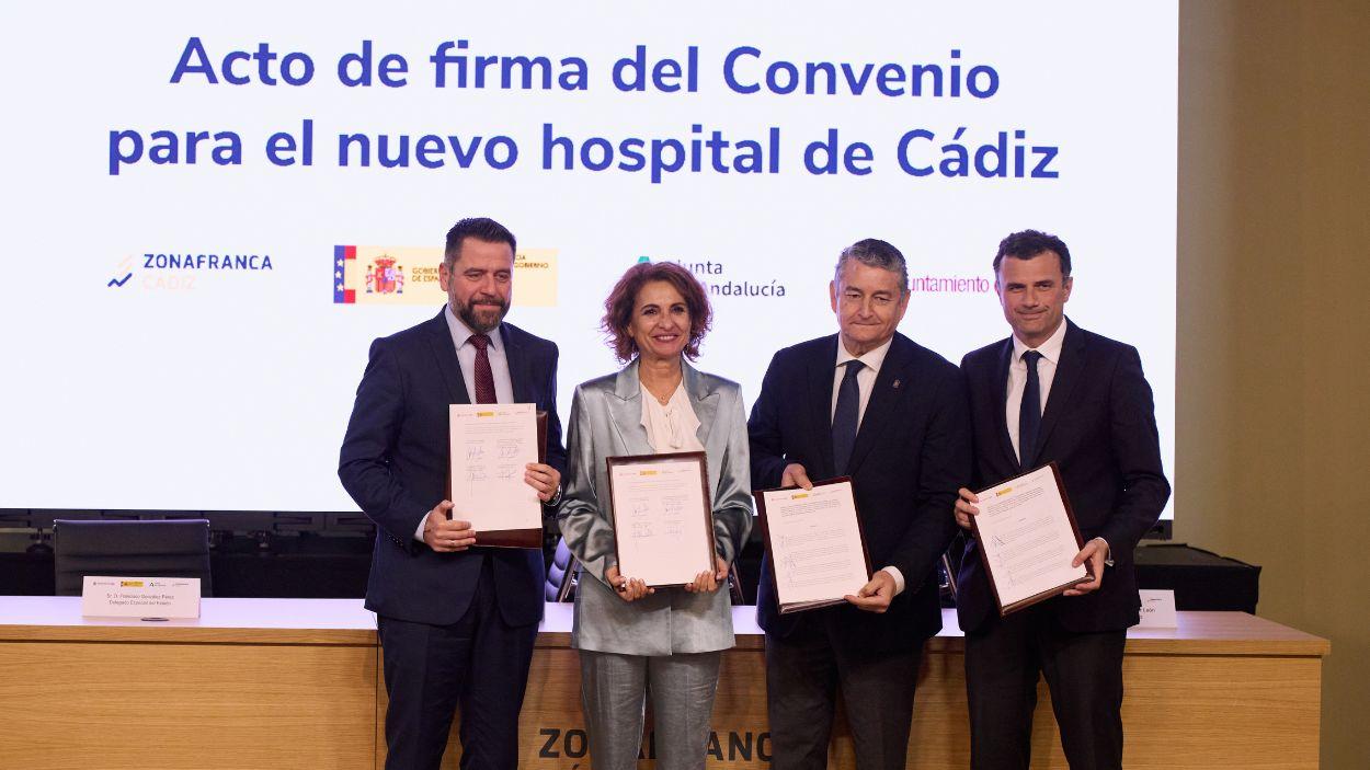 La vicepresidenta primera del Gobierno y ministra de Hacienda, María Jesús Montero, el consejero de Sanidad, Antonio Sanz, el delegado especial del Estado en la Zona Franca de Cádiz, Fran González, y el alcalde de Cádiz, Bruno García, durante la firma del convenio para el nuevo hospital de Cádiz / PSOE-A