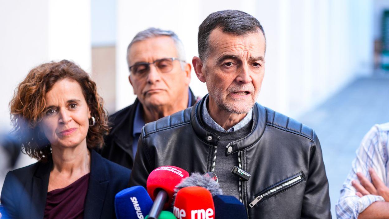 El coordinador federal de IU y candidato de Por Andalucía a la Presidencia de la Junta, Antonio Maíllo, atendiendo a medios en el Parlamento de Andalucía / Archivo EP