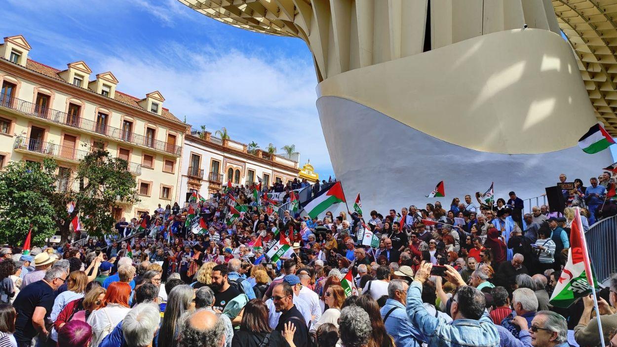 Cientos de personas protestan en las Setas contra la "ocupación militar" de Palestina y el Sáhara Occidental / Plataforma por la Paz