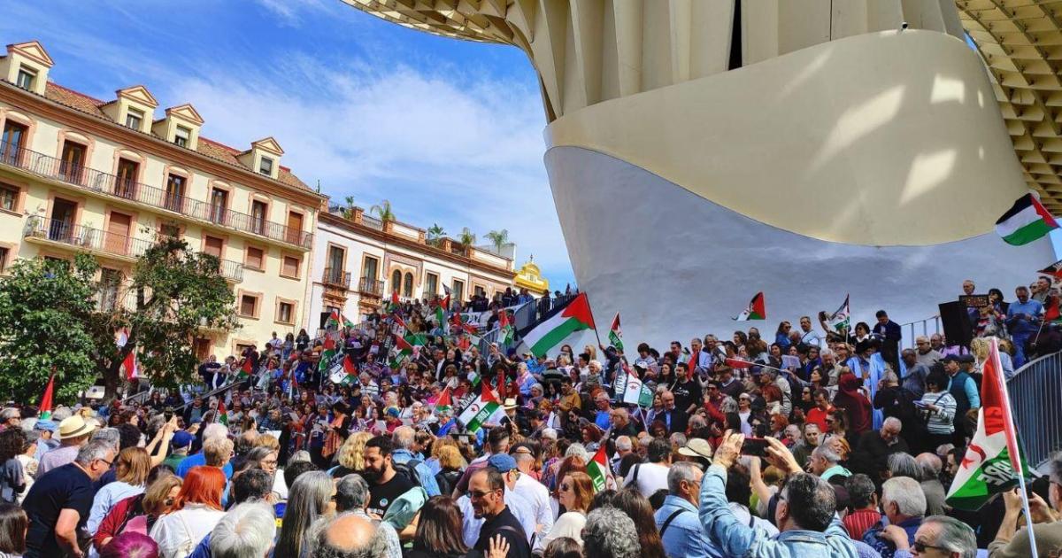 cientos de personas claman por una “paz real” frente a la escalada bélica