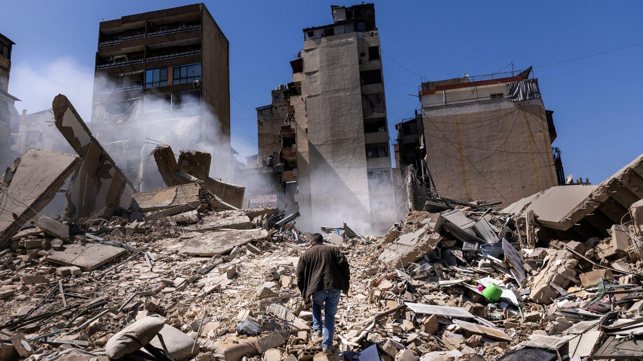 Un hombre camina entre los escombros tras un ataque israelí que arrasó un edificio residencial en el centro de Beirut, Líbano. EP.