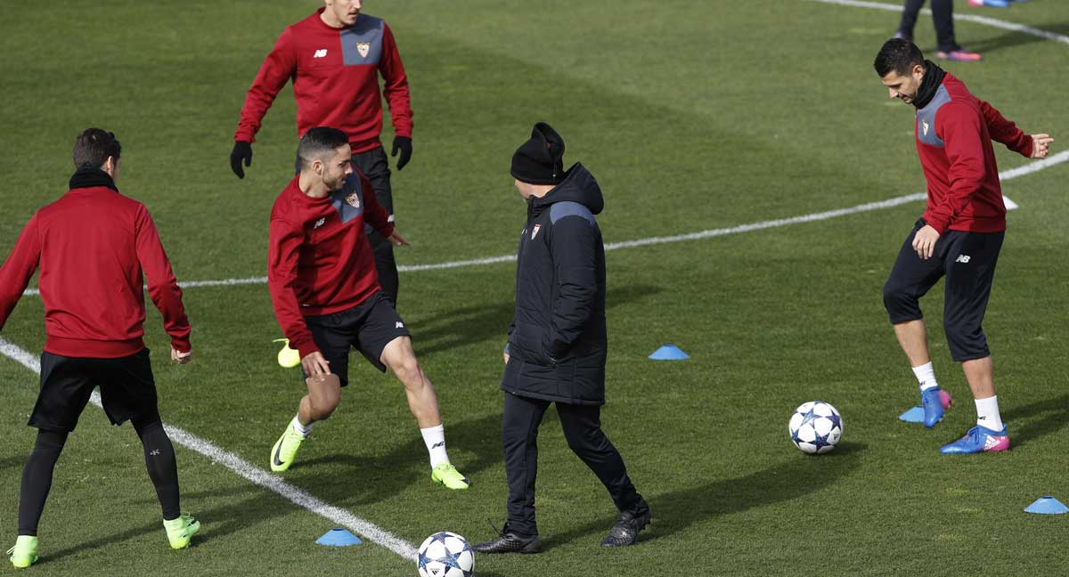 El entrenador del Sevilla FC, Jorge Sampaoli (2d), con Sergio Escudero, Pablo Sarabia, Stevan Jovetic y Víctor Machín "Vitolo" durante un entrenamiento.