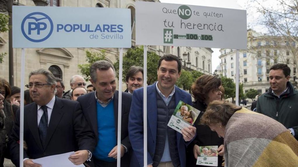 Dirigentes del PP andaluz en una de las campañas de recogida de firmas contra el impuesto.