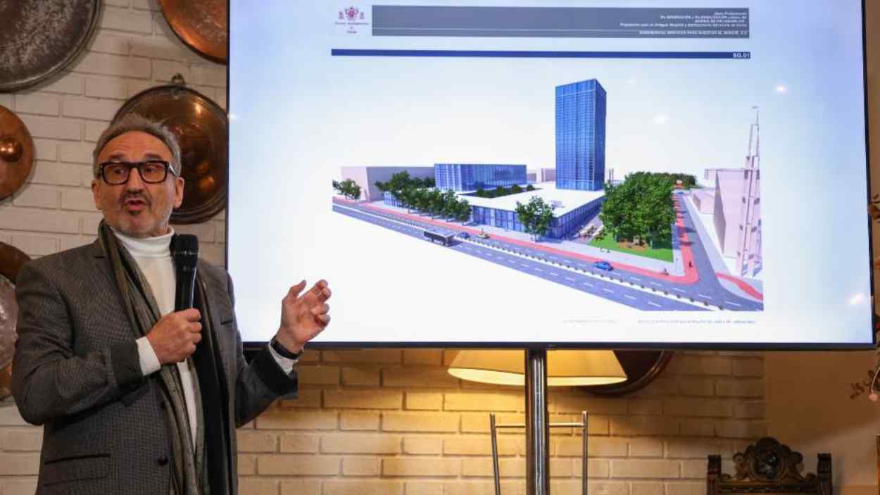 El concejal de Urbanismo, Florentino Delgado (Vox), con el proyecto urbanístico que el alcalde ha calificado de "pérdida de tiempo". EP.