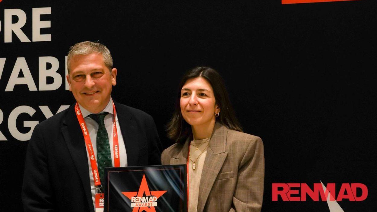 Recogen el Premio RENMAD 2026 Patricia Del Moral, responsable de Baterías y Grandes Renovables para Industria, y Luis Martín Ercilla, responsable territorial de Iberdrola Renovables en Andalucía