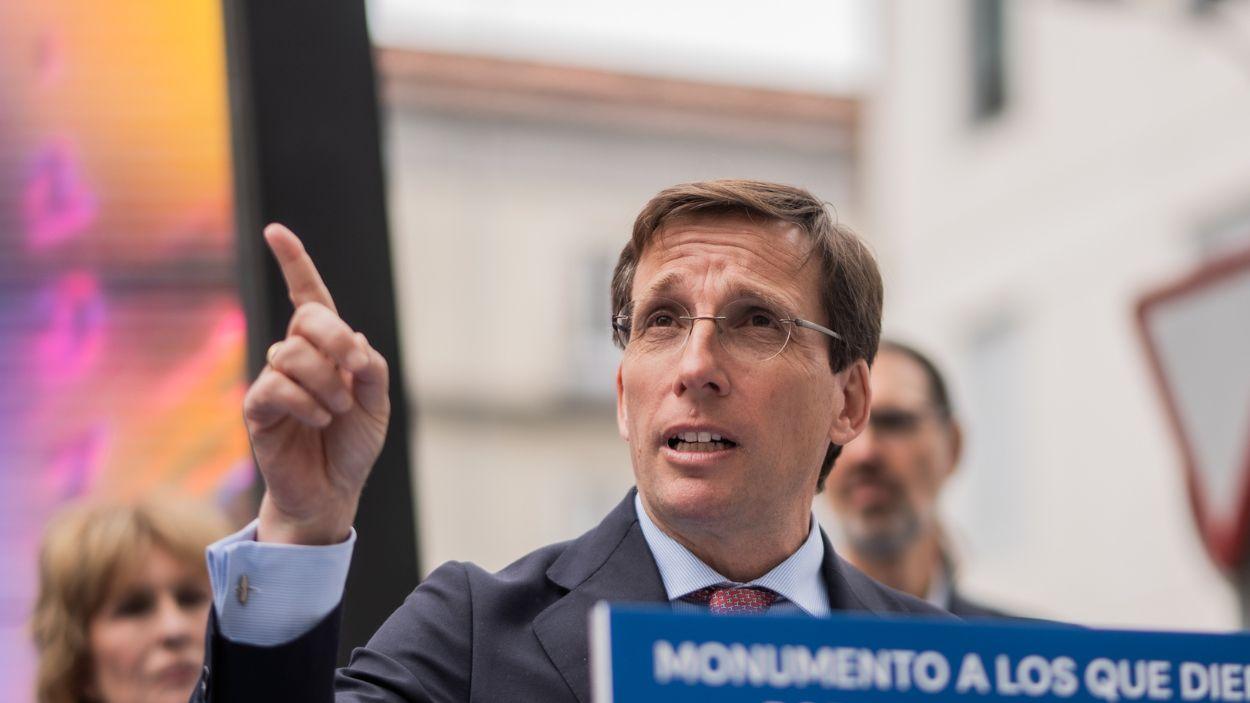 El alcalde de Madrid, José Luis Martínez Almeida, durante la presentación de un monumento en recuerdo a los caídos por la libertad de expresión. EP.