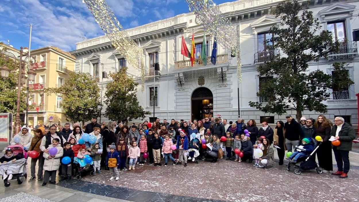Familias y niños del CAIT de San Rafael antes de entregar su carta a los Reyes Magos / EP