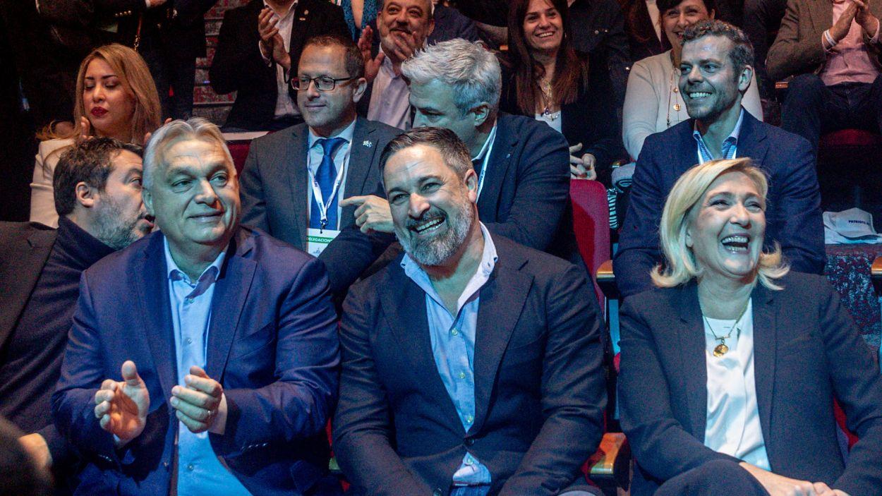 El primer ministro de Hungría, Viktor Orban, el líder de Vox, Santiago Abascal, y la líder de Agrupación Nacional, Marine Le Pen, durante la cumbre ‘Patriots’ en Madrid. EP.