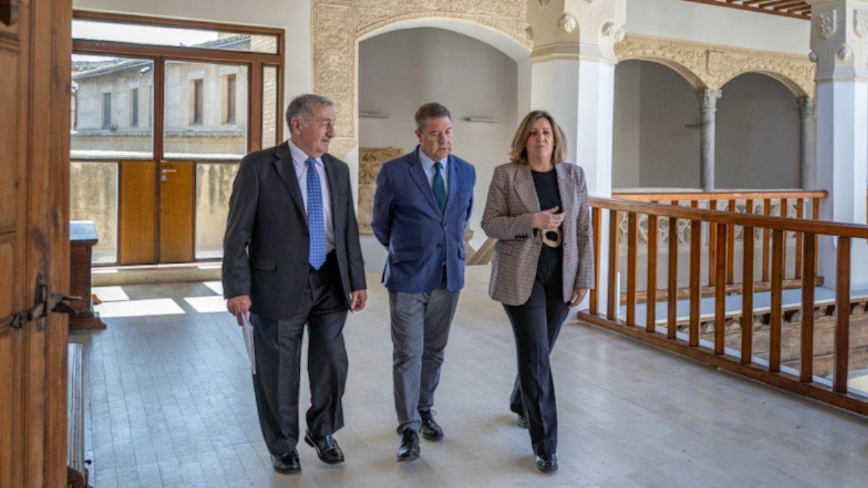 El fiscal superior de Castilla La Mancha, Emilio Fernández, el presidente regional, Emiliano García Page, y la consejera de Economía, Patricia Franco. JCCM.